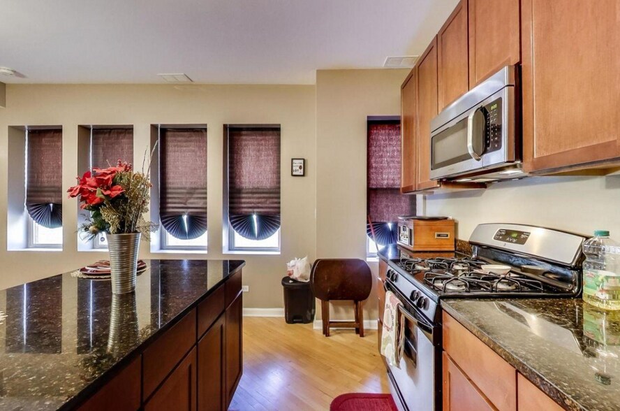 6700 S Clyde Ave, Chicago, IL à vendre - Photo intérieure – Image 2 sur 5