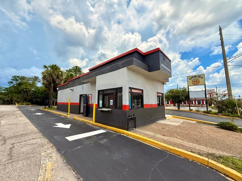 7411 103rd St, Jacksonville, FL à louer - Photo de l’immeuble – Image 1 sur 8