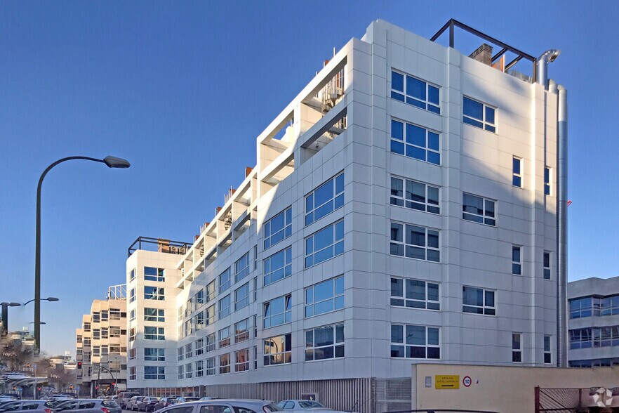 Calle de Julián Camarillo, 10, Madrid, Madrid à louer - Photo de l’immeuble – Image 3 sur 8