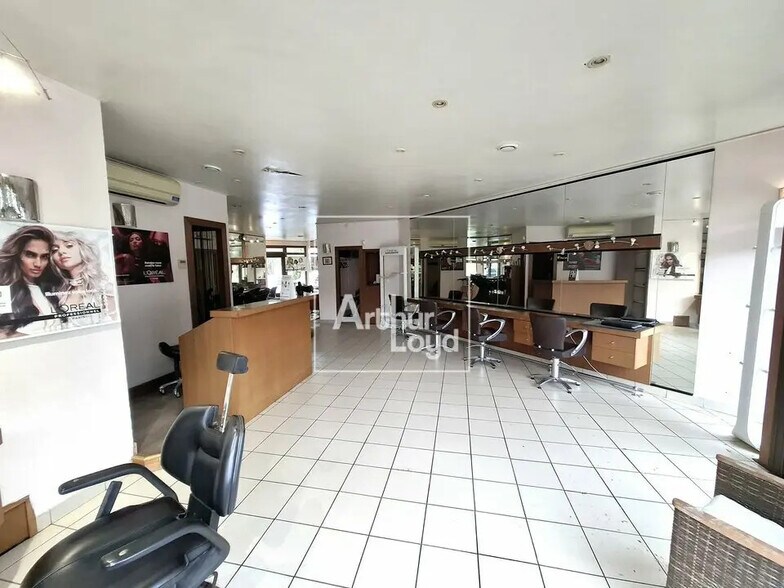 Local commercial dans Torcy à louer - Photo de l’immeuble – Image 1 sur 7
