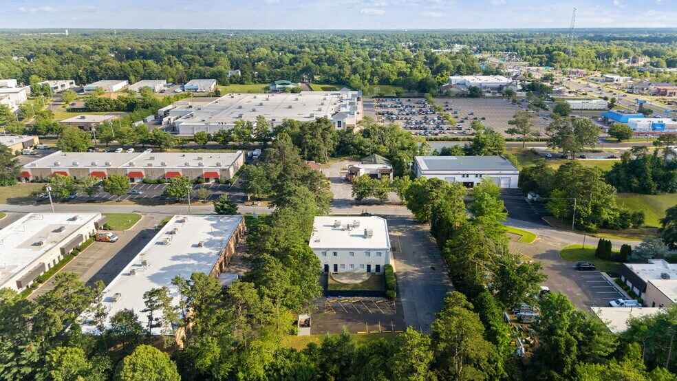 411 Commerce Ln, West Berlin, NJ à vendre - Photo de l’immeuble – Image 3 sur 43
