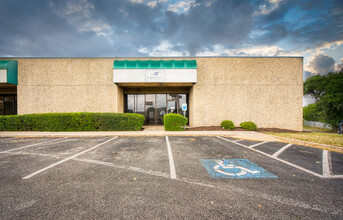 2800 NE Loop 410, San Antonio, TX à louer Photo de l’immeuble– Image 1 sur 9