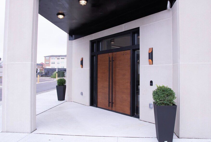 27 S Squirrel Rd, Auburn Hills, MI à louer - Photo de l’immeuble – Image 3 sur 60