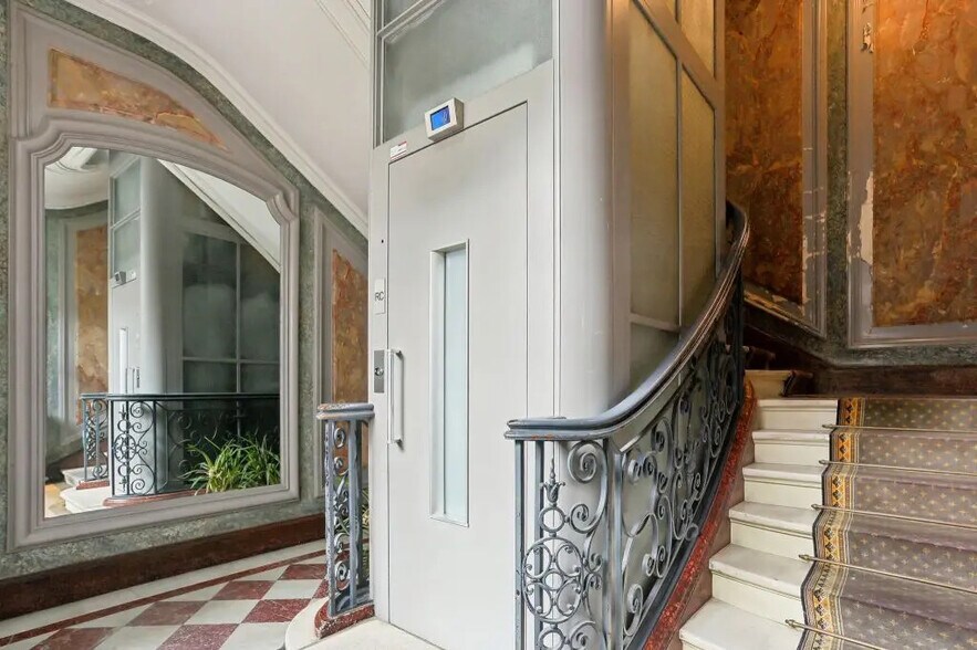 25 Rue Du Général Foy, Paris à louer - Photo de l’immeuble – Image 2 sur 7