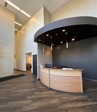 6340-6356 Roper Rd NW, Edmonton, AB à louer Hall d’entrée– Image 2 sur 3