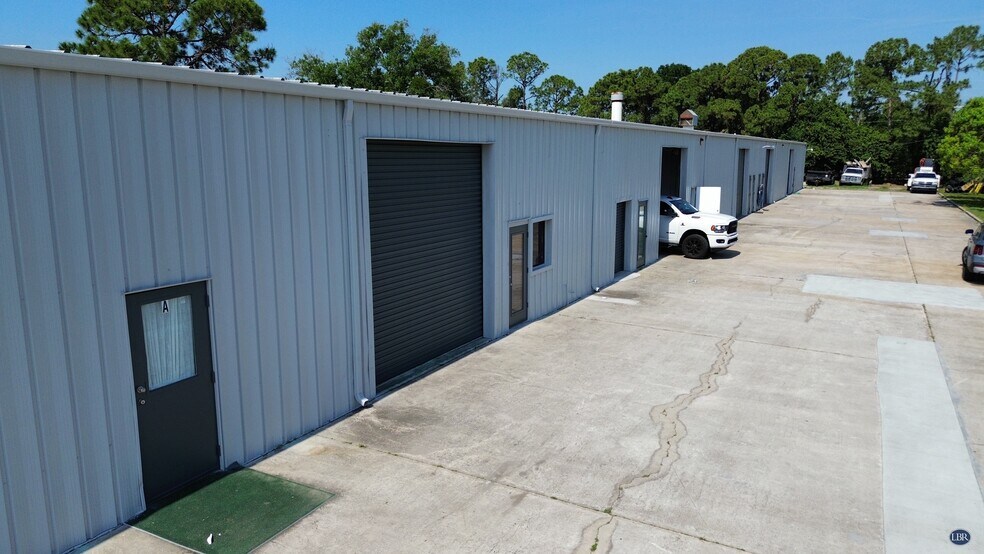 618 Washburn Rd, Melbourne, FL à louer - Photo de l’immeuble – Image 2 sur 6