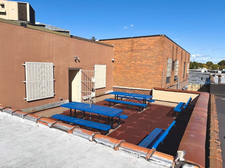 3359 55th St, Woodside, NY à louer - Photo de l’immeuble – Image 2 sur 2