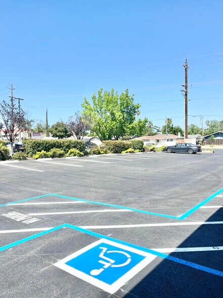 408 Sunrise Ave, Roseville, CA à vendre - Photo de l’immeuble – Image 3 sur 19