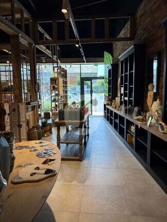 Plus de détails pour Local commercial à louer