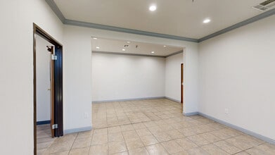 1137 E Philadelphia St, Ontario, CA à louer Numérisation 3D Matterport– Image 2 sur 15