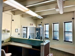 690 Broadway, Massapequa, NY à louer Photo intérieure– Image 2 sur 2