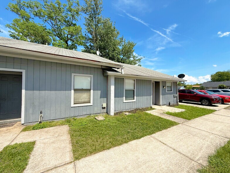 7631 Indian Lakes Dr, Jacksonville, FL à vendre - Photo de l’immeuble – Image 2 sur 8