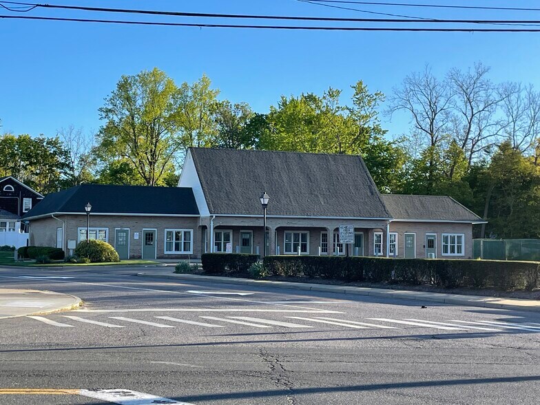 320 Merrick Rd, Amityville, NY à vendre - Photo de l’immeuble – Image 3 sur 15