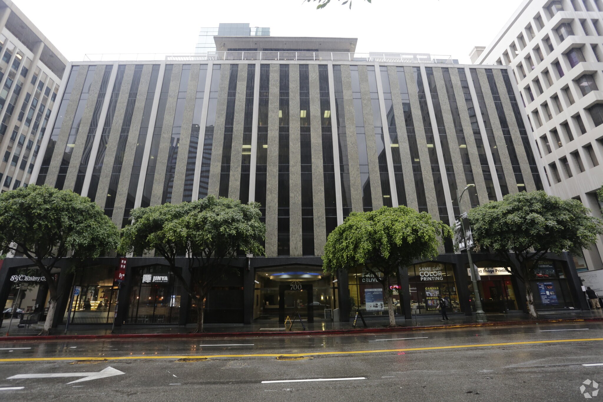 700 Wilshire Blvd, Los Angeles, CA à louer Photo de l’immeuble– Image 1 sur 7