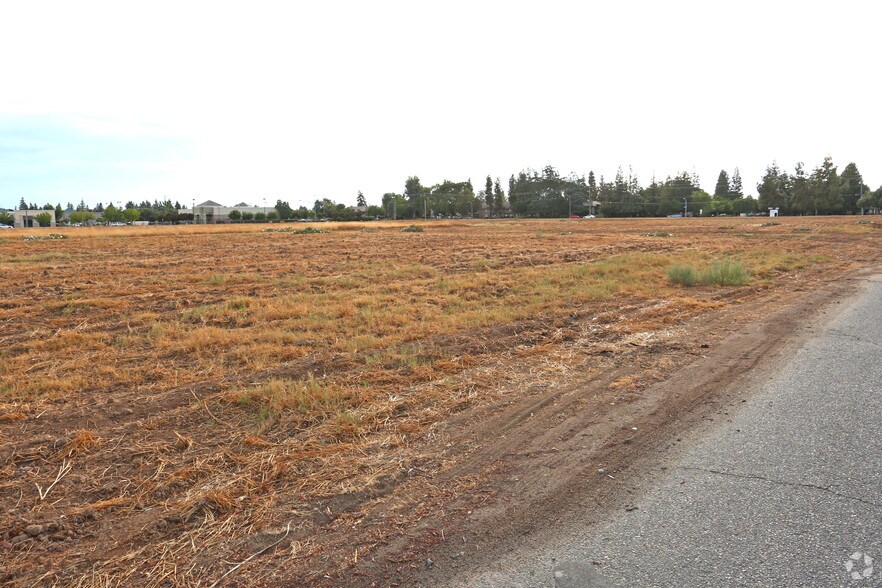 750 N 1st St, Fresno, CA à louer - Photo de l’immeuble – Image 3 sur 3