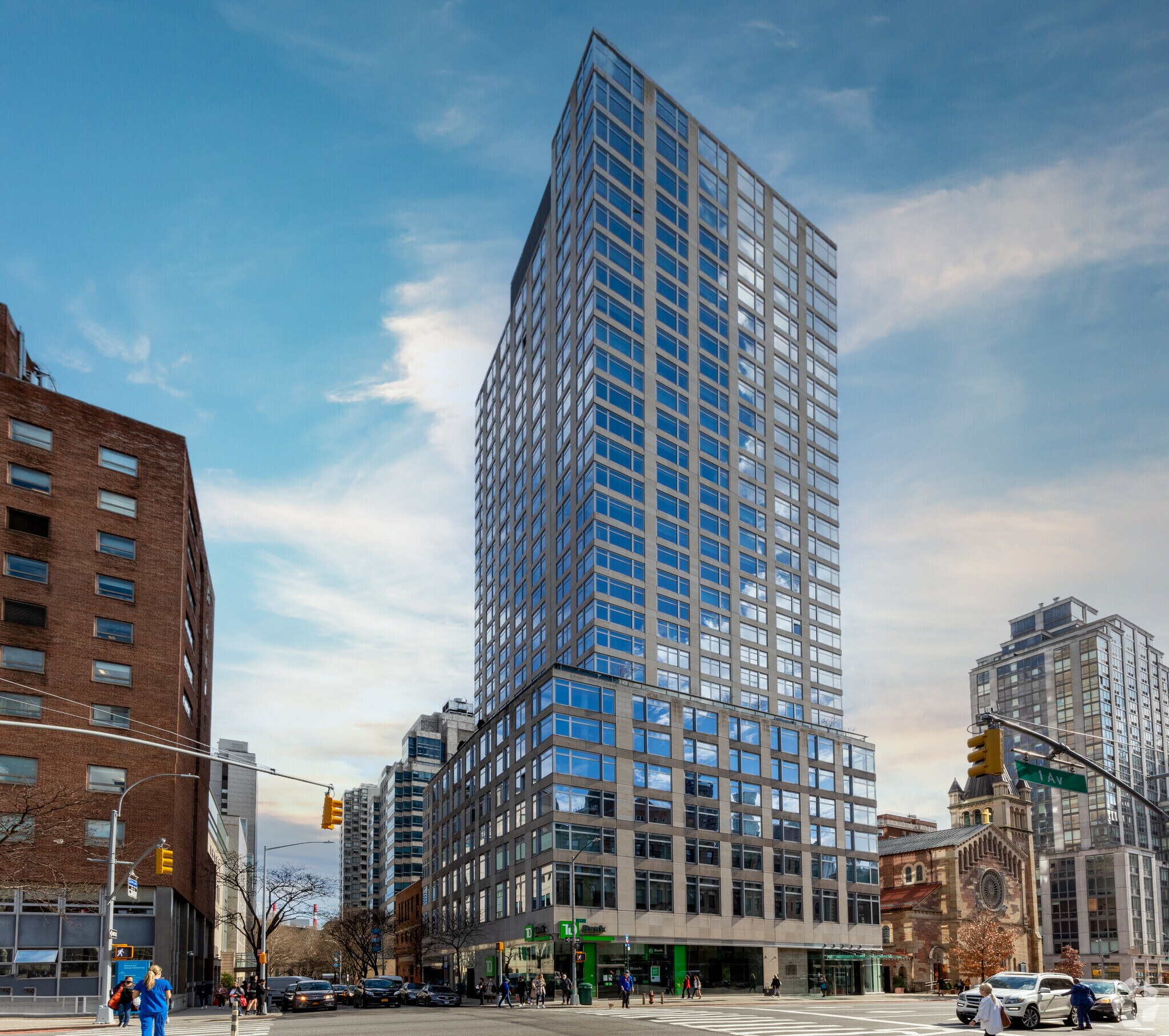 1240 First Ave, New York, NY à louer Photo de l’immeuble– Image 1 sur 7