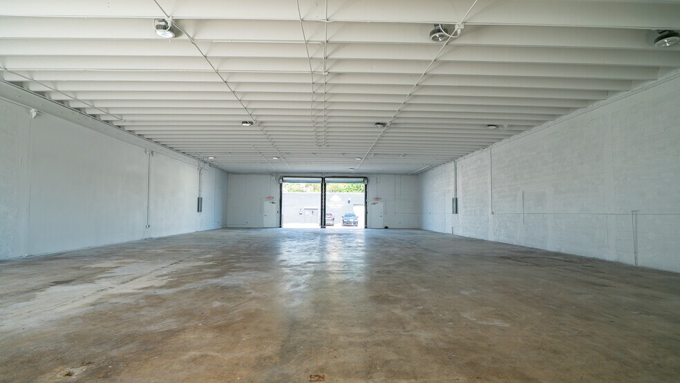 12210-12230 NE 13th Ct, North Miami, FL à louer - Photo de l’immeuble – Image 2 sur 5