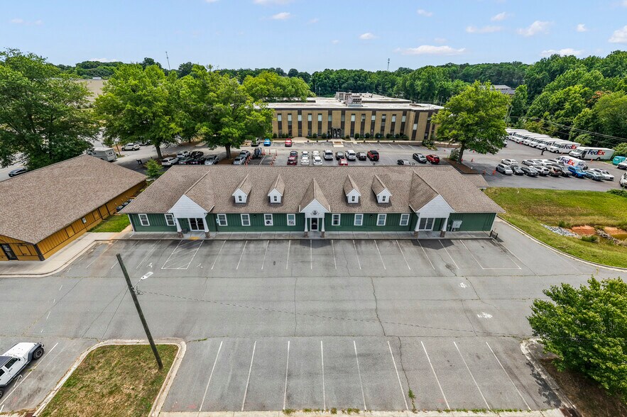 8017 N Point Blvd, Winston-Salem, NC à louer - Photo de l’immeuble – Image 1 sur 52