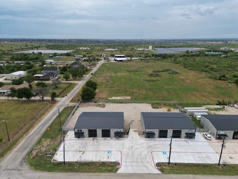 2036 Seaborn Rd, Ponder, TX à louer - Photo de l’immeuble – Image 3 sur 7