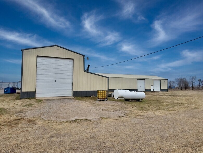 328 S Interstate Dr, Sikeston, MO à louer - Photo de l’immeuble – Image 3 sur 21