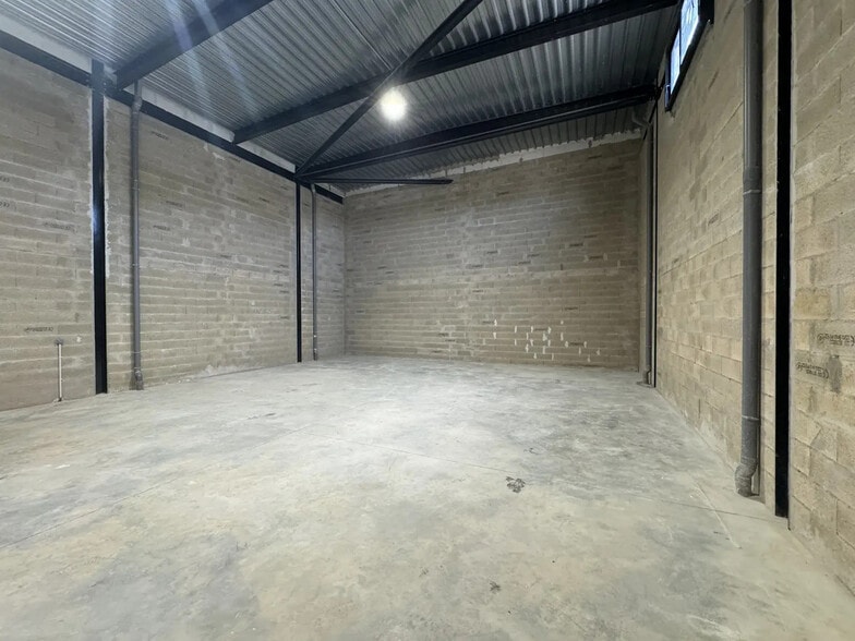Local d'activités dans Hérouville-en-Vexin à vendre - Photo de l’immeuble – Image 2 sur 7