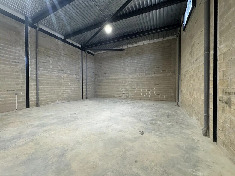 Local d'activités dans Hérouville-en-Vexin à vendre - Photo de l’immeuble – Image 3 sur 8