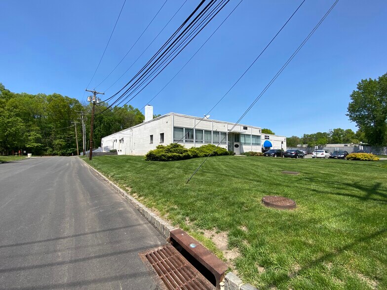 1 Naylon Pl, Livingston, NJ à louer - Photo de l’immeuble – Image 2 sur 5