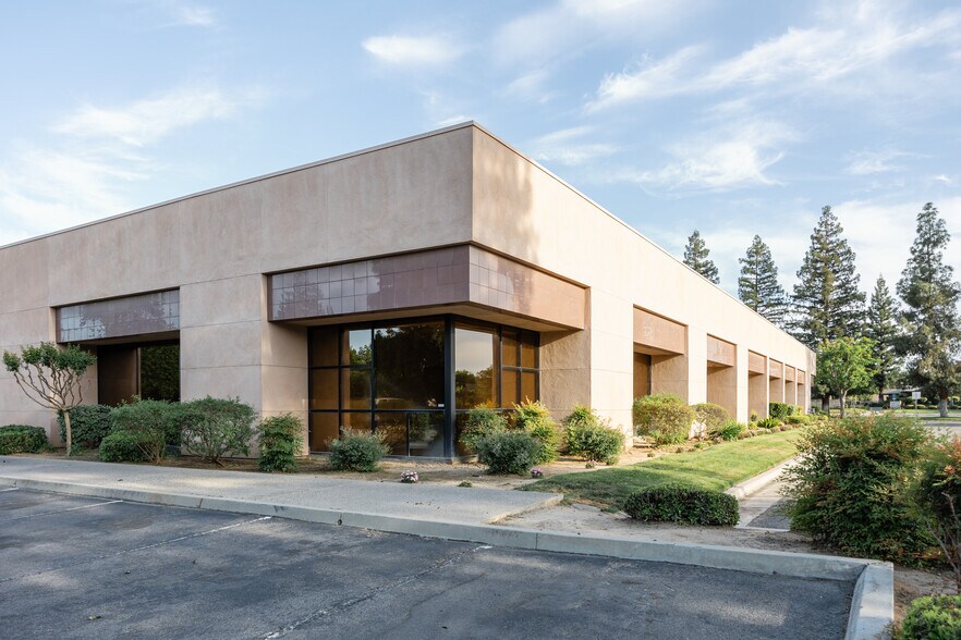 2540 W Shaw Ln, Fresno, CA à louer - Photo de l’immeuble – Image 1 sur 23