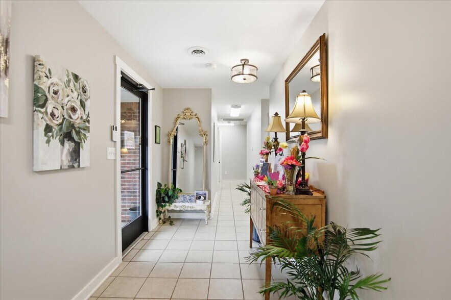 1002 Oakwood Ave NW, Huntsville, AL à louer - Hall d’entrée – Image 3 sur 23