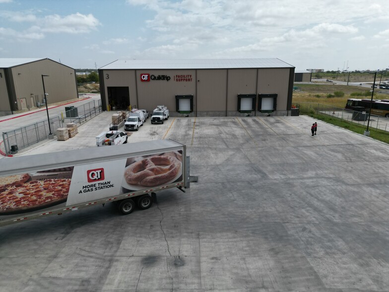 4794 Transportation Way, San Marcos, TX à louer - Photo de l’immeuble – Image 3 sur 8