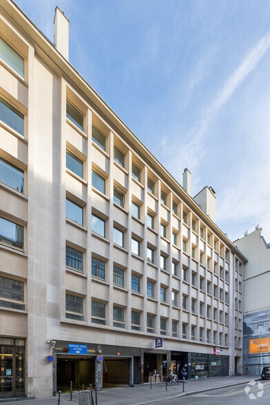 32 Rue De Ponthieu, Paris à louer - Photo de l’immeuble – Image 3 sur 5