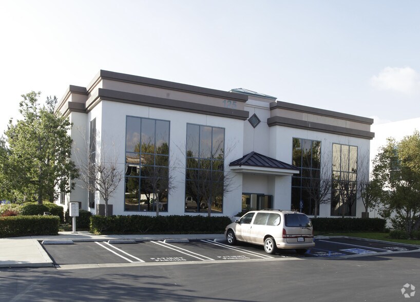 125 Chaparral Ct, Anaheim, CA à louer - Photo de l’immeuble – Image 1 sur 3