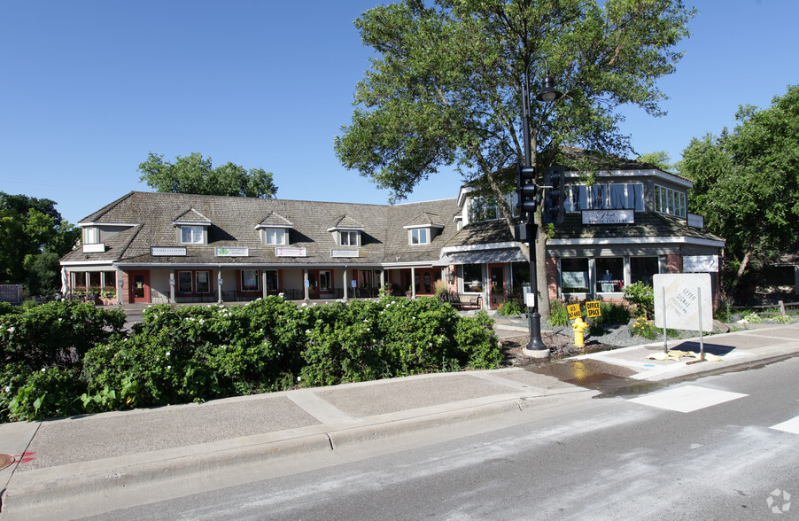 810 E Lake St, Wayzata, MN à louer - Photo de l’immeuble – Image 2 sur 3