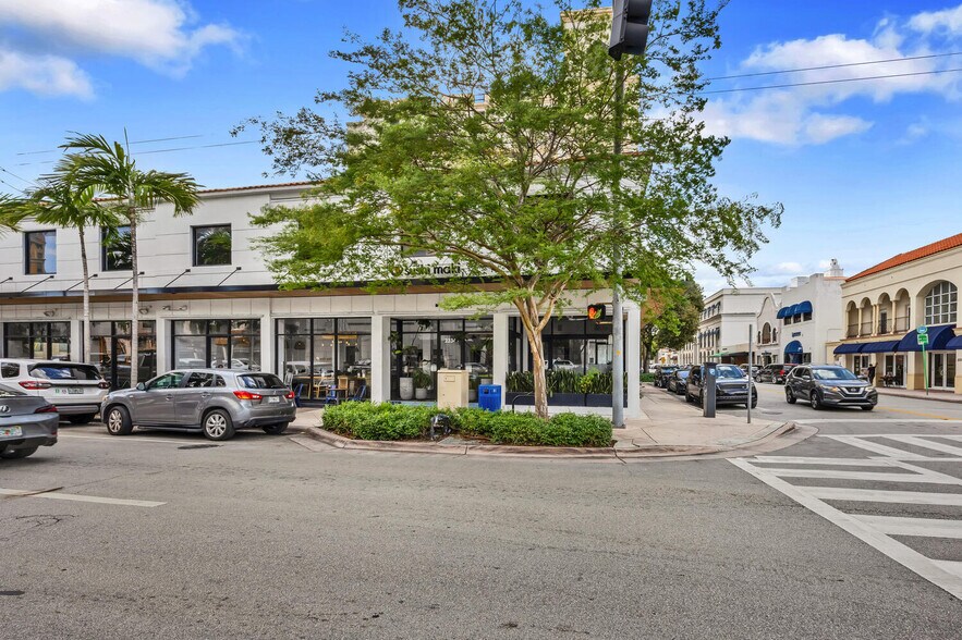 2334-2346 Ponce De Leon Blvd, Coral Gables, FL à louer - Photo de l’immeuble – Image 2 sur 21