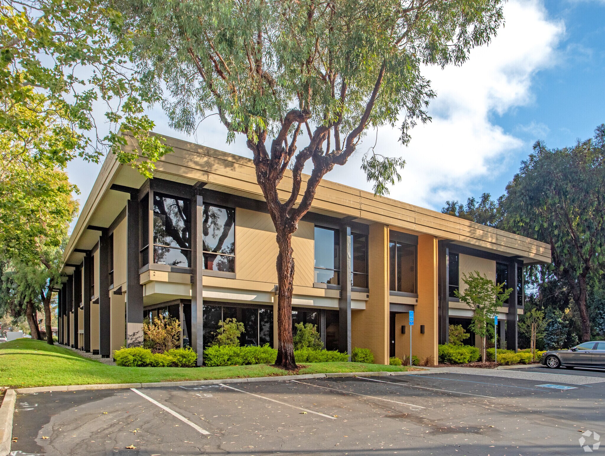 1900 Embarcadero Rd, Palo Alto, CA à louer Photo principale– Image 1 sur 10