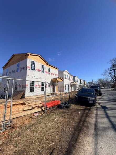 7 Patton Avenue, Wyandanch, NY 11798 portefeuille de 7 biens à vendre sur LoopNet.fr - Photo de la construction – Image 2 sur 4