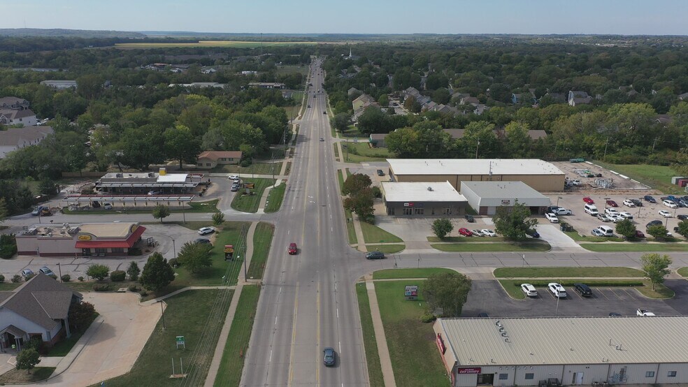 2221 W 31st St, Lawrence, KS à louer - Vidéo sur l’annonce professionnelle – Image 2 sur 32