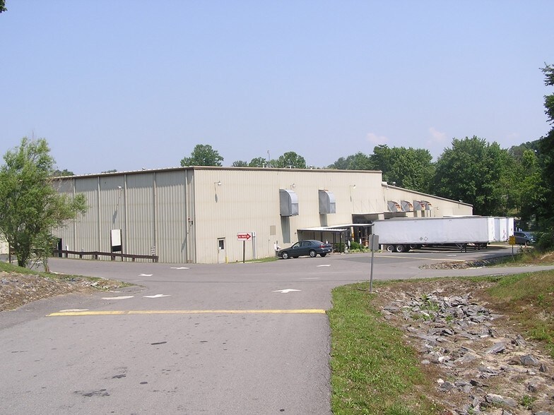 915-917 Newsome St, Mount Airy, NC à louer - Photo de l’immeuble – Image 1 sur 9