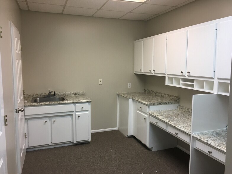 9304 New Lagrange Rd, Louisville, KY à louer - Photo de l’immeuble – Image 1 sur 8