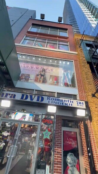 781 Eighth Ave, New York, NY à vendre - Vidéo sur l’annonce professionnelle – Image 3 sur 5