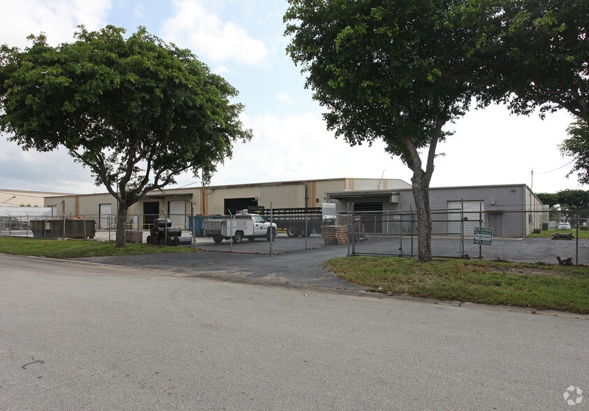 7567-7575 Central Industrial Dr, Riviera Beach, FL à louer - Photo de l’immeuble – Image 3 sur 8