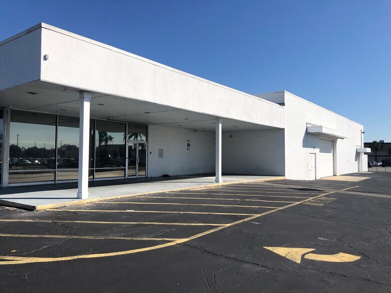 9391 N Florida Ave, Tampa, FL à louer - Photo de l’immeuble – Image 3 sur 7