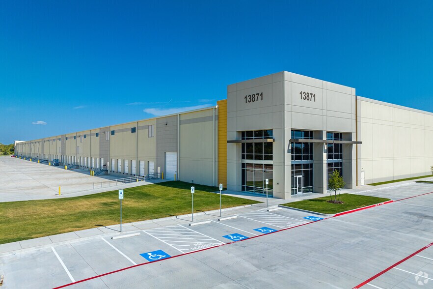 13871 US HWY 80, Forney, TX à louer - Photo de l’immeuble – Image 3 sur 11