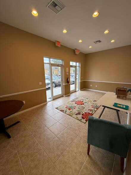 5282-5286 Applegate Dr, Spring Hill, FL à vendre - Hall d’entrée – Image 3 sur 14