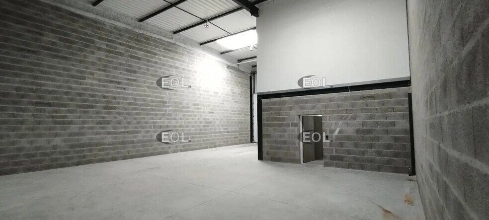 Local d’activités dans Chassieu à louer - Photo de l’immeuble – Image 2 sur 5