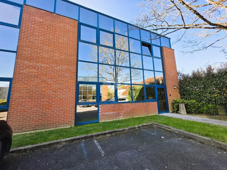 Bureau dans Savigny-le-Temple à louer - Photo de l’immeuble – Image 2 sur 11