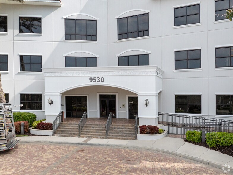9530 Marketplace Rd, Fort Myers, FL à louer - Photo de l’immeuble – Image 2 sur 10