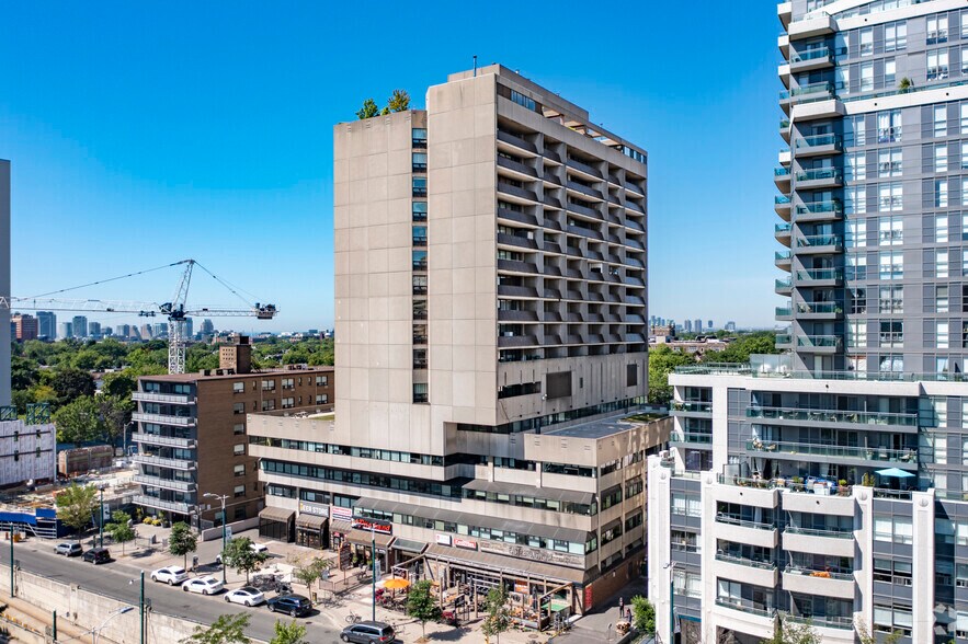 720 Spadina Ave, Toronto, ON à louer - Photo de l’immeuble – Image 2 sur 8