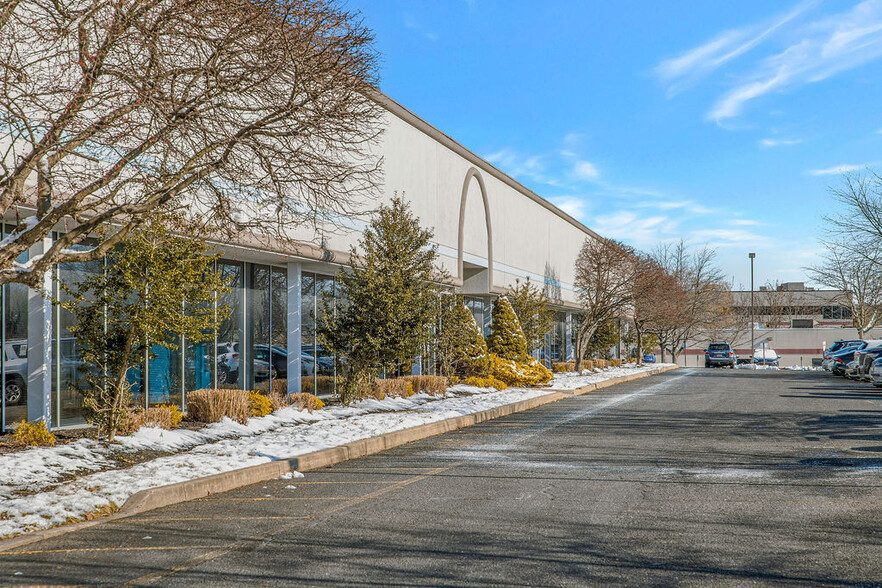81 Corbett Way, Eatontown, NJ à louer - Photo de l’immeuble – Image 3 sur 41