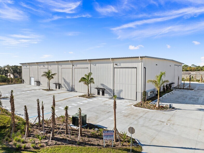 1330 SW Commerce Way, Stuart, FL à louer - Photo de l’immeuble – Image 2 sur 10